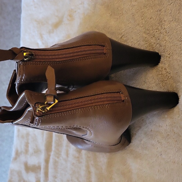 Franco Sarto Boots ...in a tan....WITH THE BOX......sleek and ready to wear - Picture 4 of 7